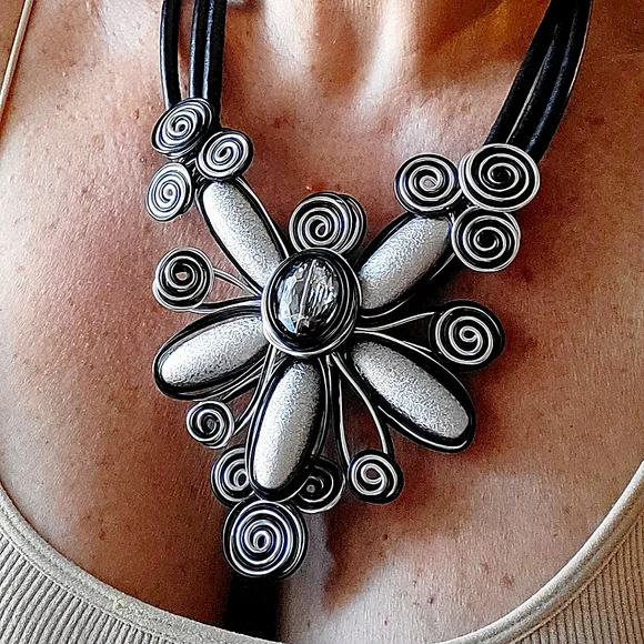 NECKLACE Gorgeous Statement Peice - Picture 1 of 5